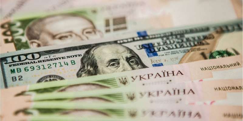 Девальвацію гривні очікують, а вона все ніяк не настає — валютний прогноз на листопад