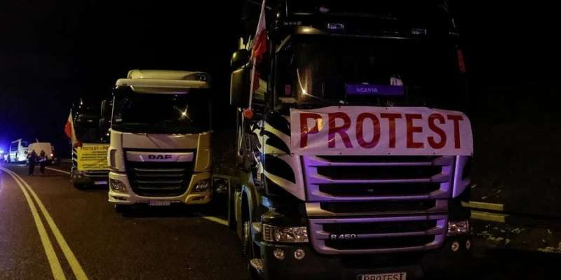 Черги з тисяч вантажівок. Прикордонники розповіли, що коїться на кордоні
