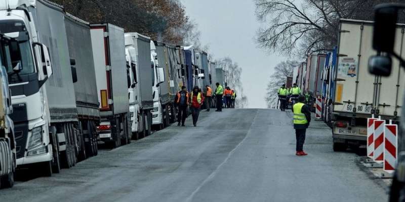 Фури їдуть залізницею. Як українські торгівельні мережі реагують на блокування кордону