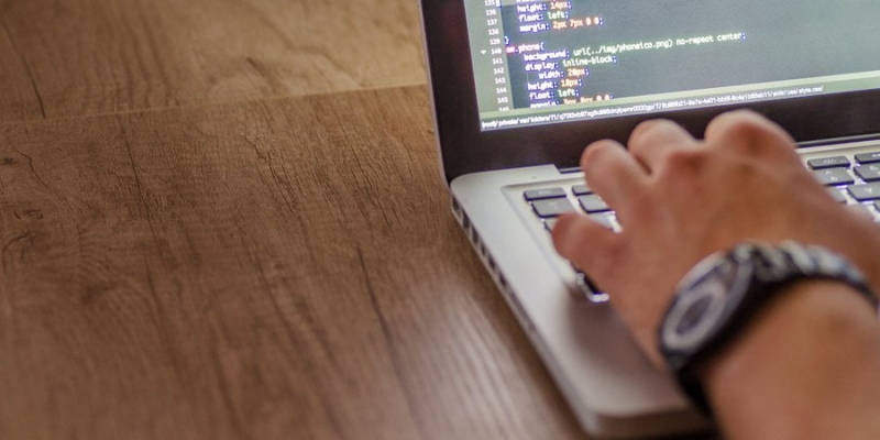 Третина фахівців бояться втратити роботу. Чому в IT-галузі перестали зростати зарплати та зайнятість